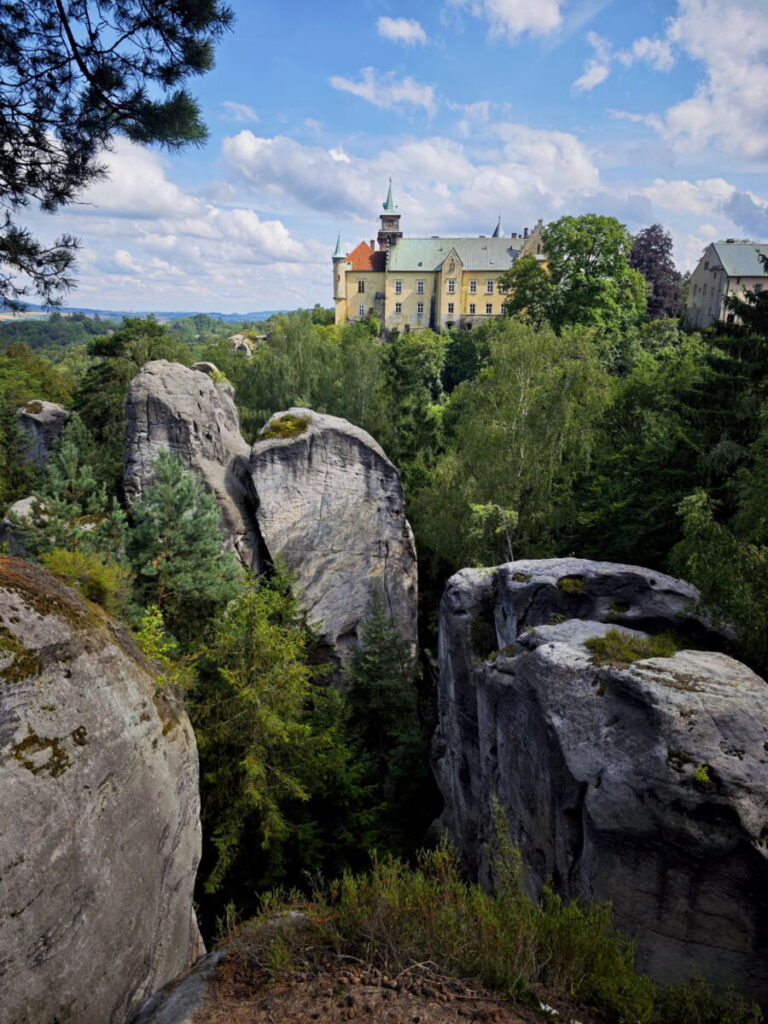 Felsenlabyrinth Hrubá Skála mit dem Schloss inmitten der Felsen