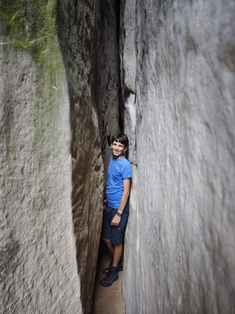 Felsenlabyrinth Hrubá Skála - schmäler dürften die Felsen nicht mehr stehen