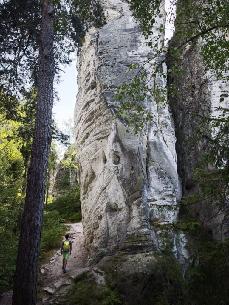 Im Hrubá Skála Felsenlabyrinth mit den hohen schlanken Felsentürmen