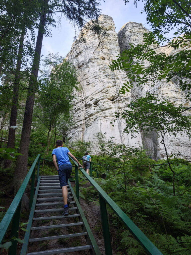 Hrubá Skála Wanderung - über Treppen und Stufen geht es bergauf und bergab